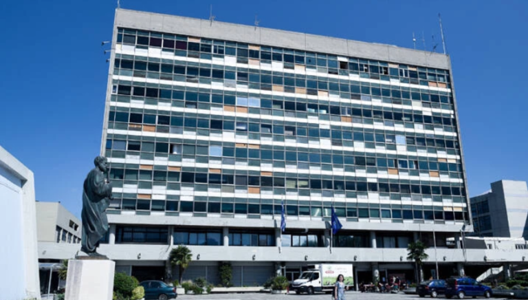 Αρχιτεκτονικός φωτισμός σε δύο εμβληματικά κτίρια του ΑΠΘ – Ανάβει το χριστουγεννιάτικο δέντρο