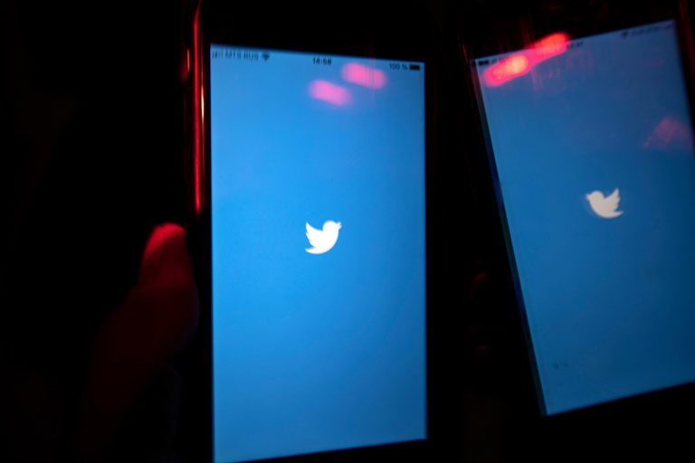 Η Ρωσία μπλόκαρε το Facebook, περιόρισε το Twitter – Τέλος και στις κρατήσεις δωματίων μέσω του Booking