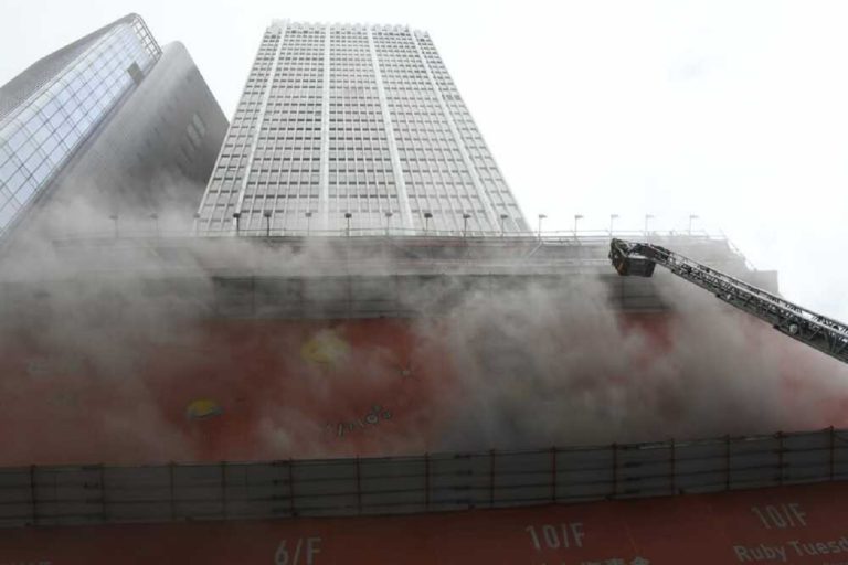 Χονγκ Κονγκ: Κατάσβεση της πυρκαγιάς στο Διεθνές Κέντρο Εμπορίου – Δεκατρείς μεταφέρθηκαν στο νοσοκομείο (video)
