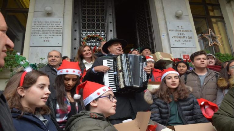 Κωνσταντινούπολη: Συνεχίζεται το παραδοσιακό έθιμο των καλάντων από τα Ελληνόπουλα