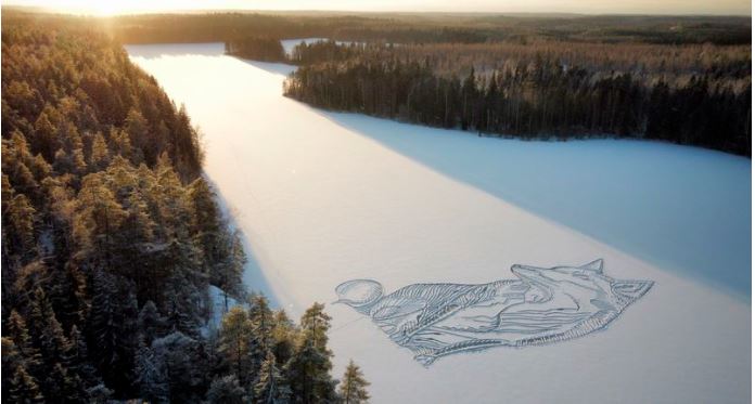 Σχεδίασε σε παγωμένη λίμνη μία αλεπού μήκους 90 μ. – Δείτε το παγωμένο έργο τέχνης (video)