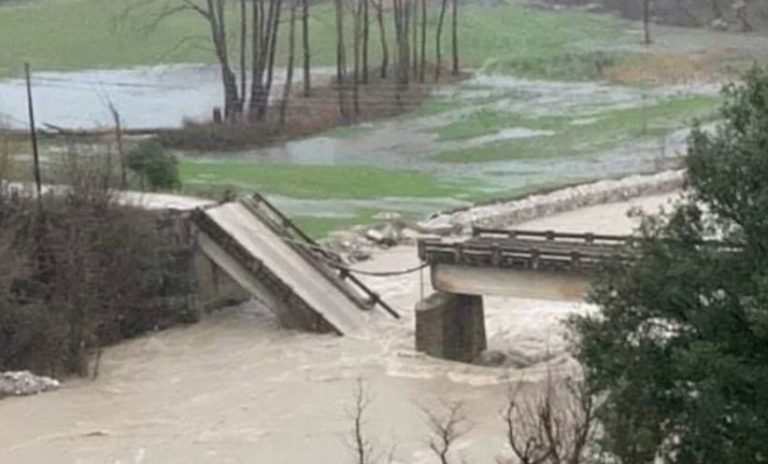 Kόπηκε στα δύο γέφυρα στον Άραχθο (εικόνες)