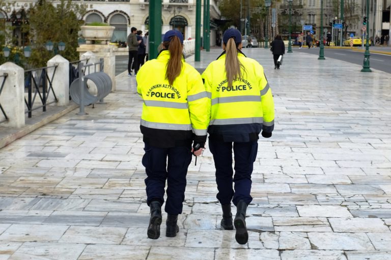«Σαρωτικοί» έλεγχοι της ΕΛΑΣ για τα μέτρα – Πρόστιμο 50.000 € για ιδιωτικά πάρτυ (video)