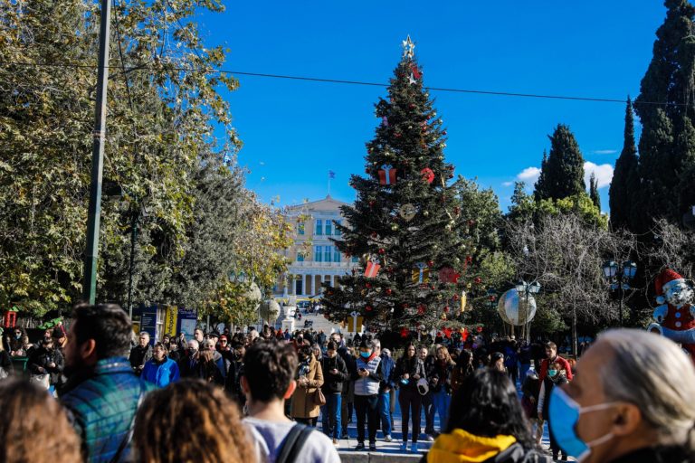 Με περιοριστικά μέτρα τα Χριστούγεννα – Πώς αλλάζει η καθημερινότητά μας