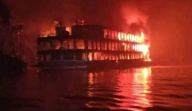 Πoλύνεκρη τραγωδία στο Μπανγκλαντές – Τουλάχιστον 32 νεκροί από πυρκαγιά σε φέρι