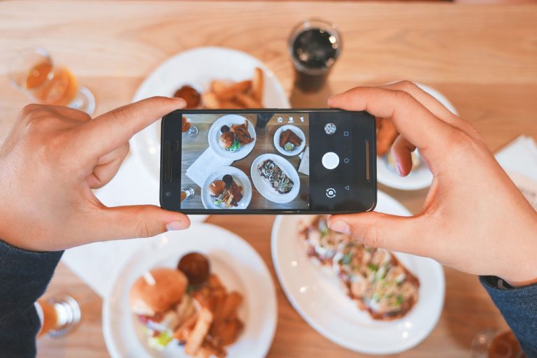 Πώς οι influencers του φαγητού επηρεάζουν τη διατροφή μας (long read)