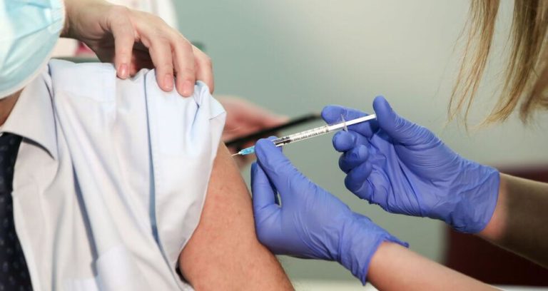 Ε. Τέρπος για 4η δόση: Χρειάζεται επικαιροποιημένο εμβόλιο – Το υπάρχον είναι αποτελεσματικό μέχρι και την Δέλτα (video)