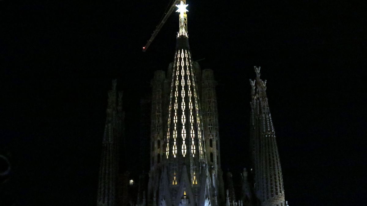Tο νέο της αστέρι της Sagrada Familia φωτίζει τον ουρανό της Βαρκελώνης