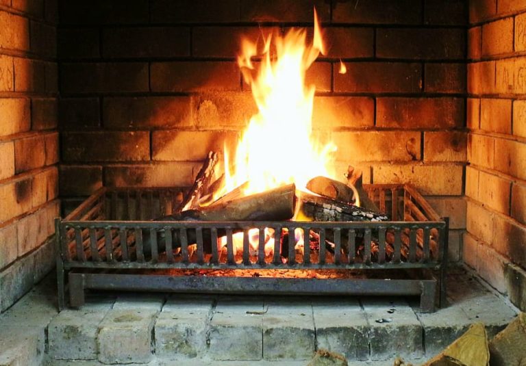 «Επιστροφή» σε τζάκια και σόμπες – Πολλά νοικοκυριά αλλάζουν μέθοδο βασικής θέρμανσής (video)