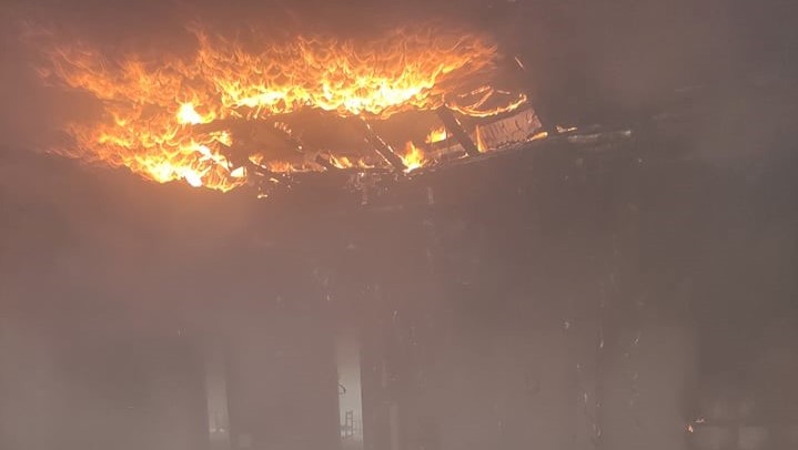 Κυπαρισσία: Φωτιά σε εγκαταλελειμμένο ξενοδοχείο στο λιμάνι (βίντεο)
