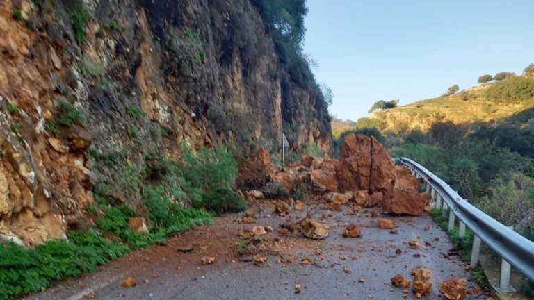 Χανιά: Μεγάλη κατολίσθηση σε επαρχιακό δρόμο – Έκλεισε μέχρι να καθαριστούν και τα πρανή