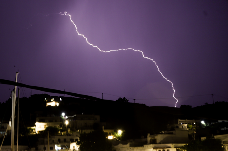 Δήμαρχος Νάουσας: Κλειστοί αρκετοί δρόμοι από τα δέντρα – Εργαζόμαστε να δώσουμε ρεύμα (video)