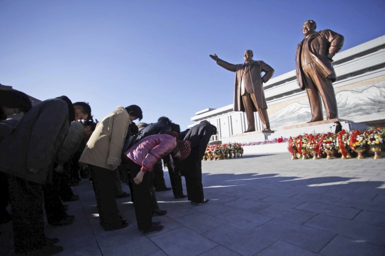 Βόρεια Κορέα: Μεσίστιες οι σημαίες για τα 10 χρόνια από το θάνατο του Κιμ Γιονγκ Ιλ