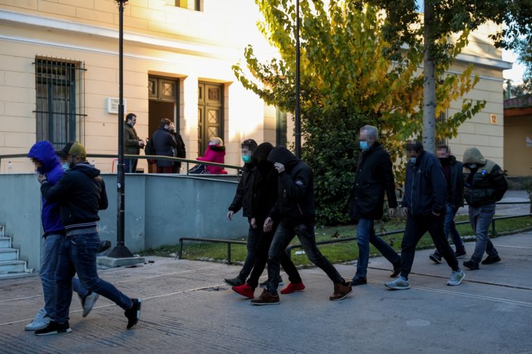 Κύκλωμα παράνομων ελληνοποιήσεων: Προφυλακιστέοι άλλοι 3 κατηγορούμενοι