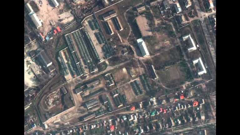 Δορυφορικές φωτογραφίες φέρεται να δείχνουν νέα συγκέντρωση ρωσικών στρατευμάτων στα σύνορα με την Ουκρανία
