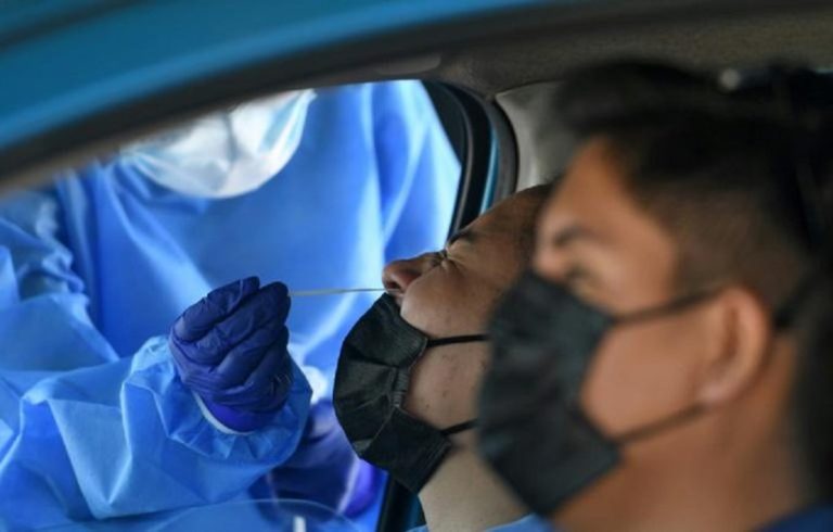 Γαλλία: Υποχρεωτική η μάσκα σε εξωτερικούς χώρους – 200.000 νεα κρούσματα