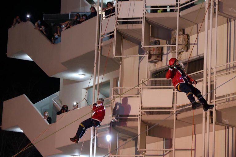 Ηράκλειο: Ιπτάμενοι Αγιοβασίληδες σκόρπισαν χαρά στα παιδιά που νοσηλεύονται στο νοσοκομείο