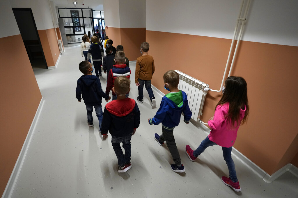Με μέτρα και εντατικό testing η επιστροφή στα σχολεία - Διευκρινίσεις για τα self test - ertnews.gr