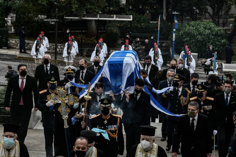 H εξόδιος ακολουθία για τον Κάρολο Παπούλια από το Παγκράτι (video)