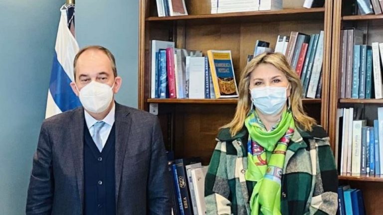 Εκπτώσεις στα ακτοπλοϊκά εισιτήρια για εκπαιδευτικούς – Κοινή πρωτοβουλία Πλακιωτάκη – Μακρή