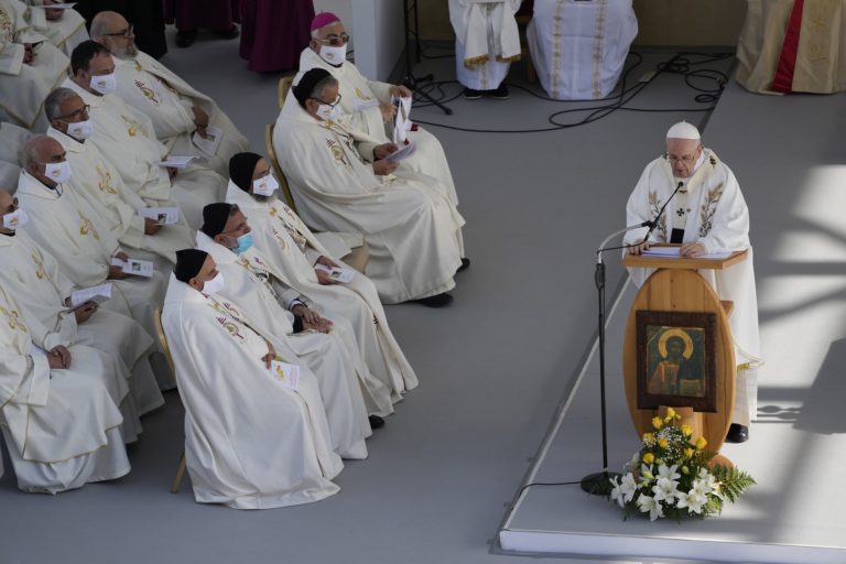 Δεύτερη ημέρα της επίσκεψης του Πάπα στην Κύπρο – Χιλιάδες πιστοί στη Θεία Λειτουργία
