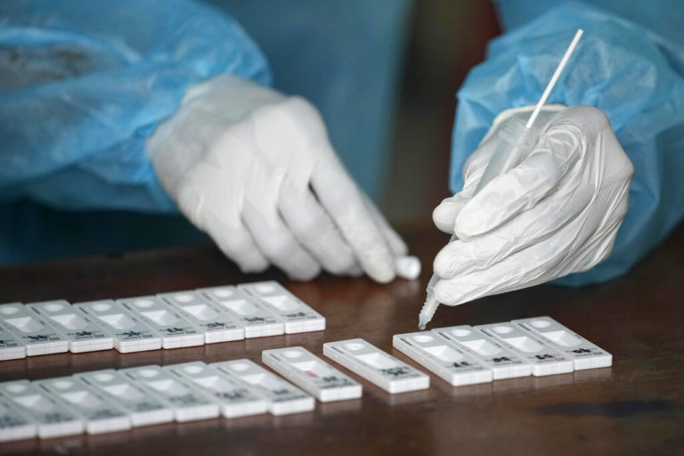 FDA: Λιγότερο ευαίσθητα στη μετάλλαξη «Όμικρον» τα rapid test