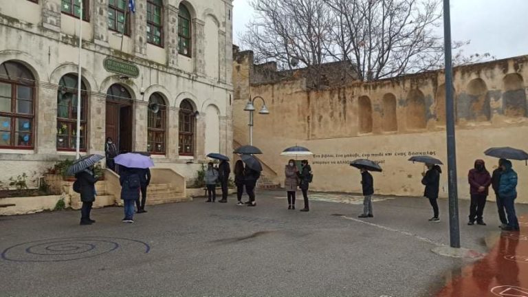 Μεγάλη η προσέλευση κόσμου για εμβολιασμό σε Χανιά και Ρέθυμνο