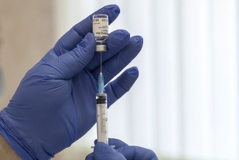 Ρωσία: Όλοι όσοι έκαναν αναμνηστική δόση με το Sputnik εμφανίζουν αντισώματα στην Όμικρον, αναφέρει το Ινστιτούτο Γκαμαλέι