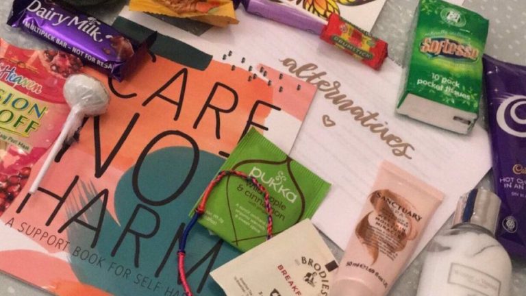 Έφηβη στέλνει δωρεάν πακέτα φροντίδας ψυχικής υγείας σε όποιον τα χρειάζεται