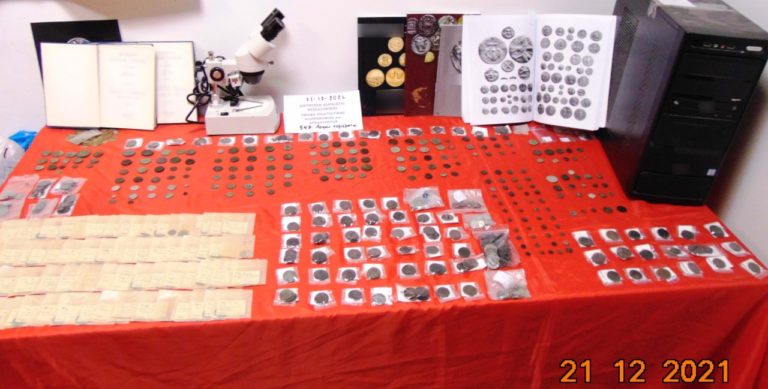 Σέρρες: Συνελήφθησαν πατέρας και κόρη για αρχαιοκαπηλία – Κατείχαν πάνω από 500 αρχαία νομίσματα