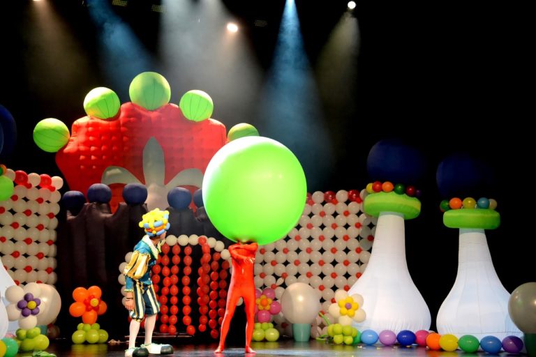 Θεσσαλονίκη: Πρωτοχρονιάτικο Funny Balls Show στο θέατρο Κολοσσαίον