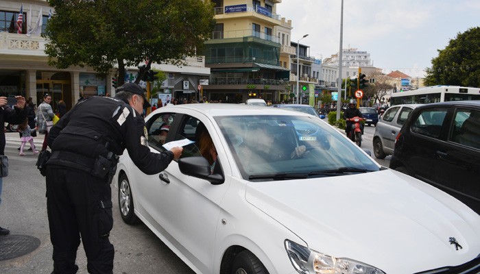 Χανιά: Συσκευές αλκοοτέστ μοίρασε η αστυνομία στους πολίτες