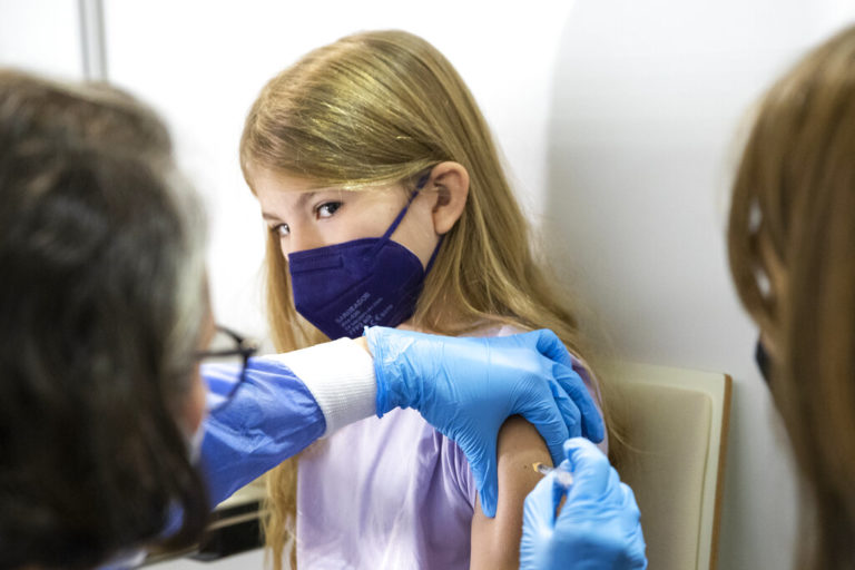 ECDC: Ο εμβολιασμός των παιδιών να μη θεωρηθεί υποκατάστατο του εμβολιασμού των ενηλίκων
