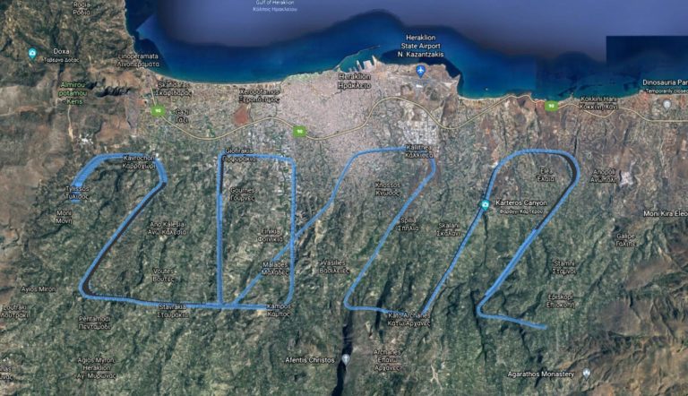 Αεροσκάφος στο Ηράκλειο καλωσορίζει πρωτότυπα το 2022 (video)