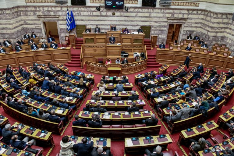 Υπερψηφίστηκε ο προϋπολογισμός του 2022 – Υψηλοί τόνοι αντιπαράθεσης μεταξύ Κ. Μητσοτάκη και Α. Τσίπρα