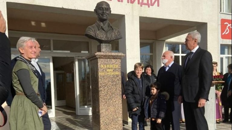 Ρωσία: Προτομή για τον Ιβάν Κανίδη, τον ήρωα- δάσκαλο που θυσιάστηκε για να σώσει μαθητές στην επίθεση στο Μπεσλάν