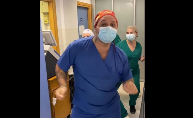 Viral έγινε o νοσηλευτής που σκορπίζει χαμόγελα σε ασθενείς – Χορεύει και τραγουδάει έξω από τη ΜΕΘ (video)