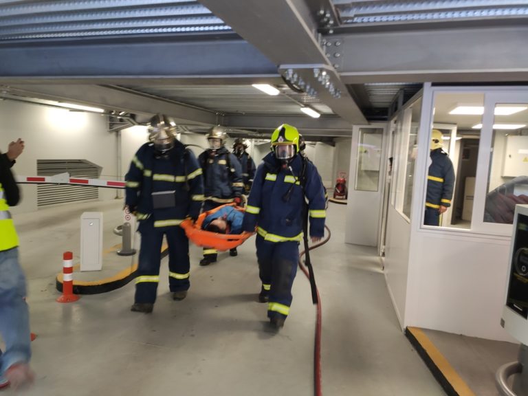 Άσκηση πυροσβεστικής: Κατάσβεση και διάσωση εγκλωβισμένου σε υπόγειο πάρκινγκ