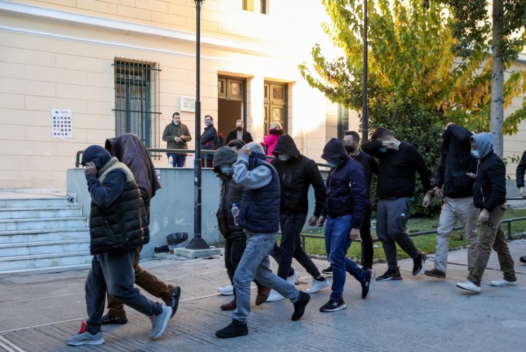 Κύκλωμα παράνομων ελληνοποιήσεων: Ενώπιον της ειδικής ανακρίτριας οι 20 (video)