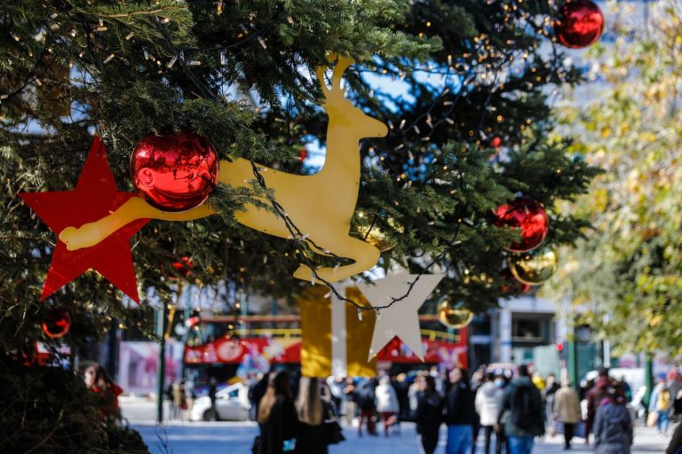Κορονοϊός: Χριστούγεννα με μέτρα και μάσκες παντού