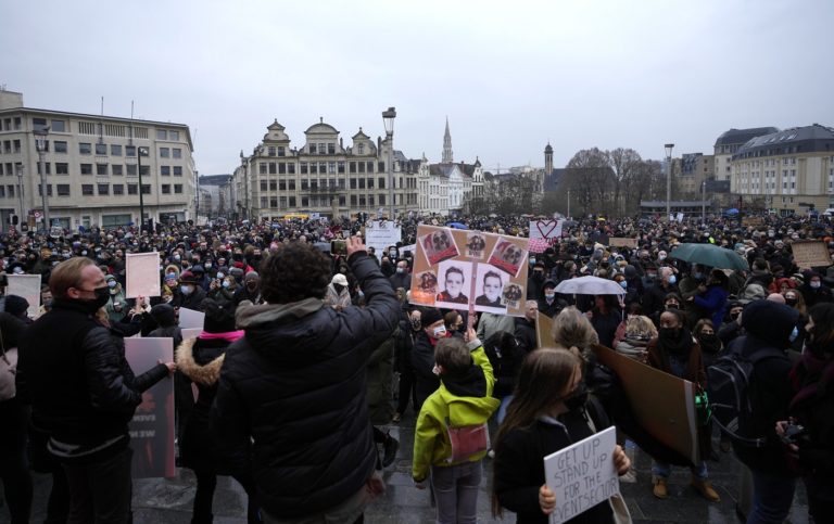 Βρυξέλλες: Διαδήλωση κατά των μέτρων για την εξάπλωση της μετάλλαξης Όμικρον