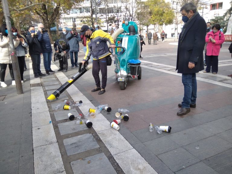 Λάρισα : Παρουσιάστηκε ηλεκτρονική σκούπα πεζού χειριστή