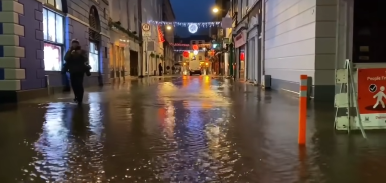 Στο έλεος της κακοκαιρίας η Ιρλανδία (video)