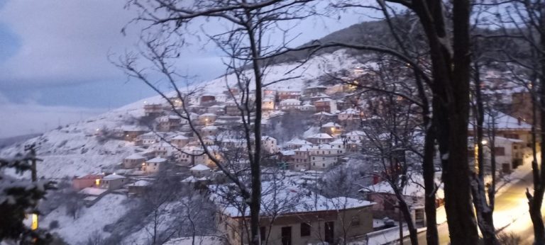 Σε λευκό τοπίο τα ορεινά χωριά Λάρισας και Τρικάλων