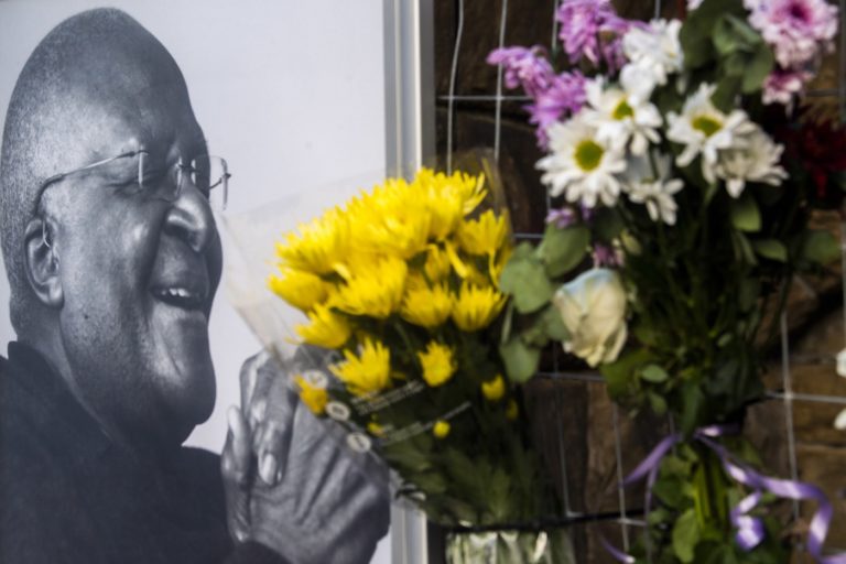 Ντέσμοντ Τούτου: Δάκρυα και λουλούδια για τον αρχιεπίσκοπο – σύμβολο του αγώνα κατά του απαρτχάιντ