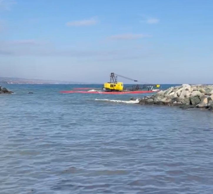 Βυθίστηκε πλωτός γερανός στον Πλαταμώνα