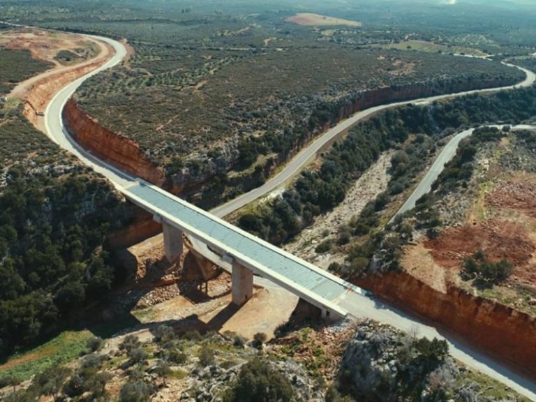 Λακωνία: Παραδίδεται η γέφυρα Πόρου – Συνεχίζει το έργο της η σχολή υφαντικής τέχνης στο Γεράκι