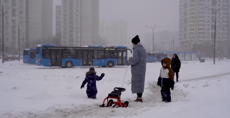 Ρωσία: Χιονόπτωση ρεκόρ καταγράφεται στη Μόσχα (video)