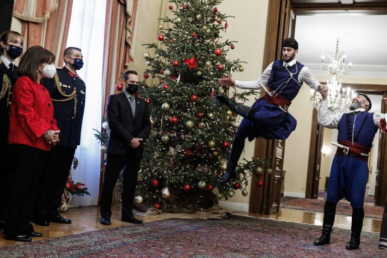 Παιδιά και σύλλογοι έψαλλαν τα κάλαντα στους πολιτικούς αρχηγούς