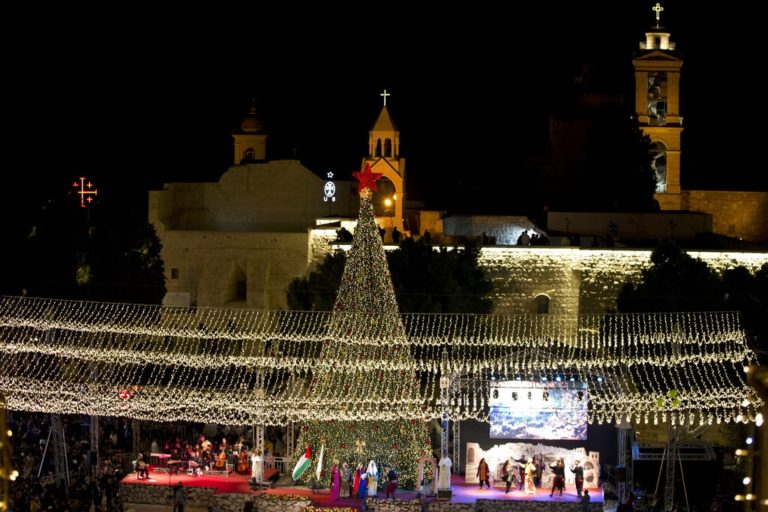 Χριστούγεννα ανά τον κόσμο με το βλέμμα στη μετάλλαξη Όμικρον (video)